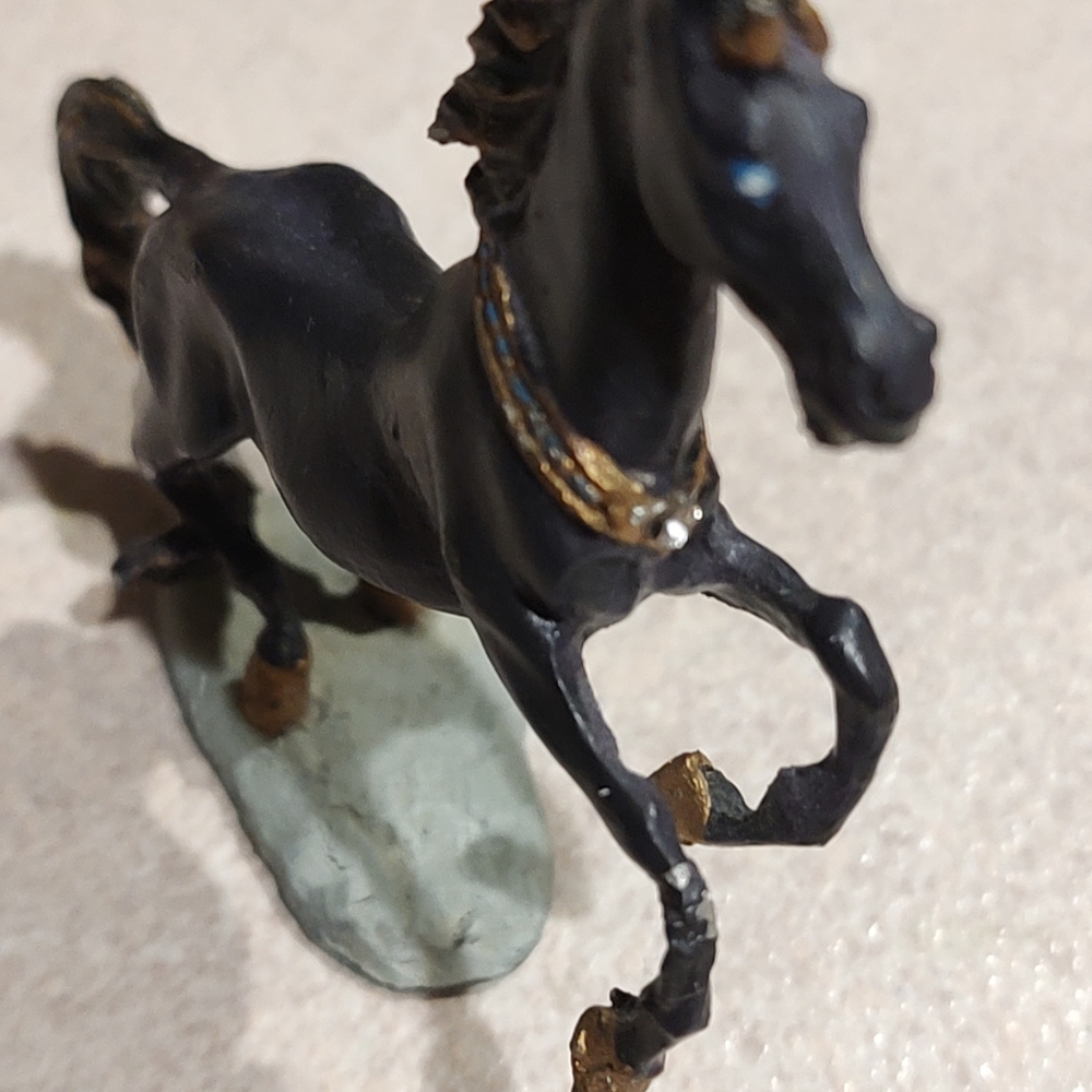 This Franklin Mint horse statue is a must-have for any collector of 1980s decor.